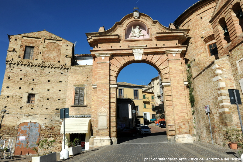 porta san francesco, antica porta d'ingresso alla città di Penne, e la torre urbica