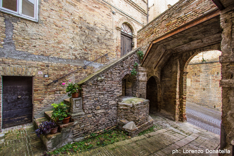 cortile del palazzo de dura a Penne